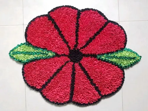 Tapete de Flor Vermelha em Frufru com Antiderrapante