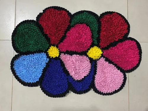 Tapete de Flor Colorida em Frufru com Antiderrapante