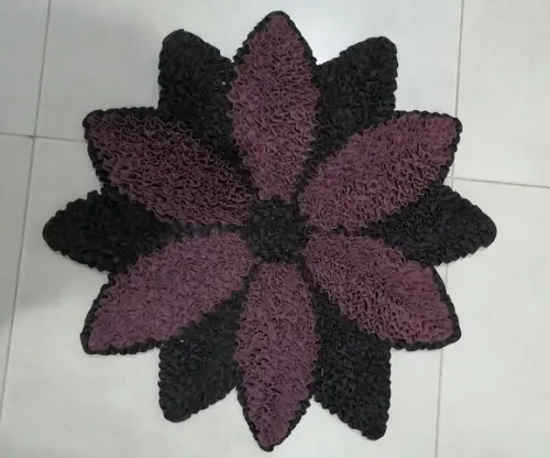 Tapete de Flor Marrom em Frufru Antiderrapante