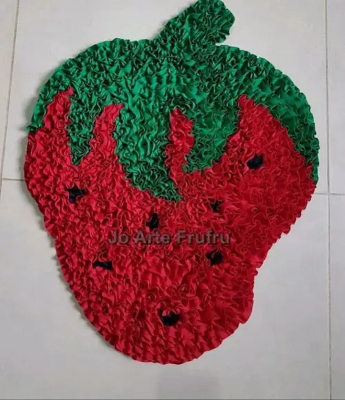 Tapete de Morango em Frufru com Antiderrapante