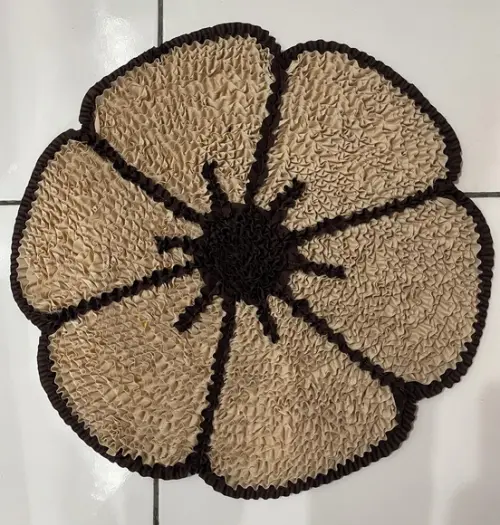 Tapete Frufru Flor Bege 50cm x 50cm Antiderrapante