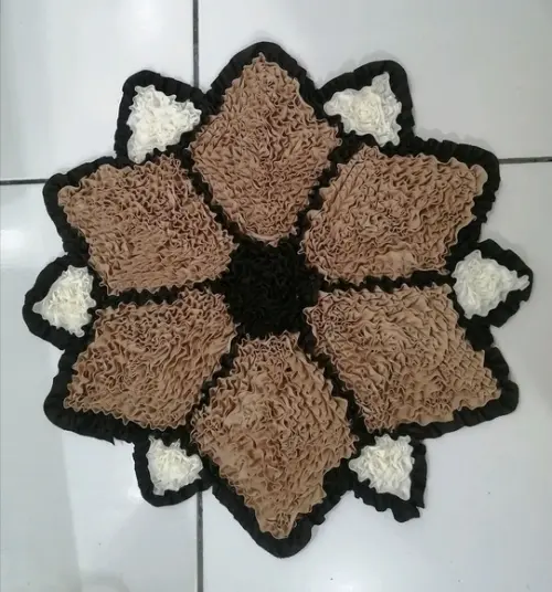 Tapete Frufru Flor Bege e Creme Antiderrapante