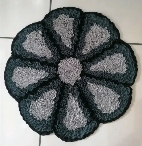 Tapete Frufru Flor Grafite e Cinza Antiderrapante