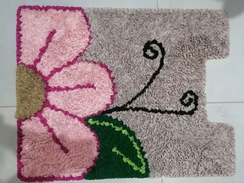Tapete Frufru Flor Rosa 0.70x0.55x0.25 Antiderrapante