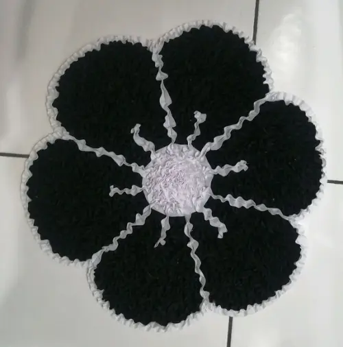 Tapete Frufru Flor Preta Antiderrapante