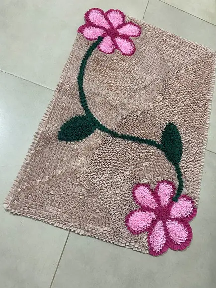 Tapete Frufru Flor Rosa Fundo Bege 75cm x 50cm Antiderrap.