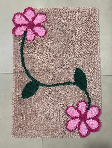 Tapete Frufru Flor Rosa Fundo Bege 75cm x 50cm Antiderrap.