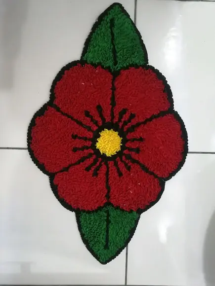 Tapete Frufru Flor Vermelha Antiderrapante