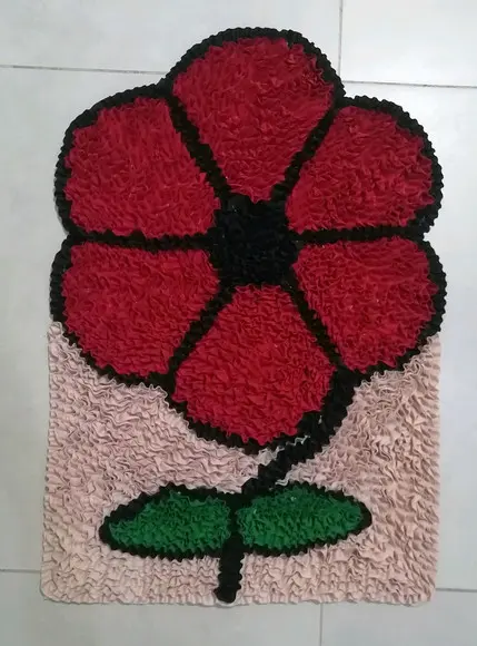 Tapete Frufru Flor Vermelha Antiderrapante