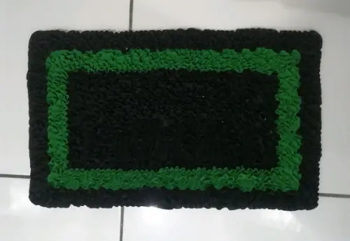 Tapete Frufru Preto e Verde Antiderrapante