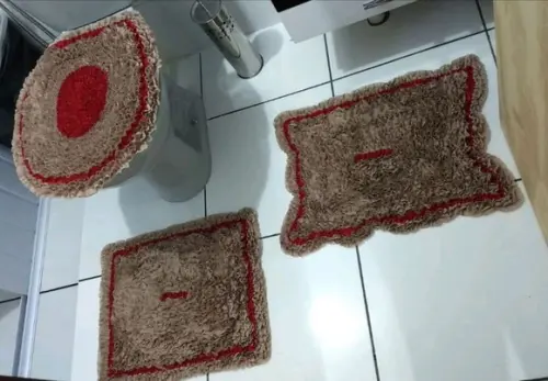 Tapetes Frufru Banheiro Bege/Vermelho Antiderrapante