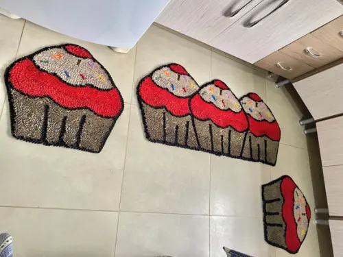 Tapetes Frufru Cupcake Vermelho e Bege Antiderrapante