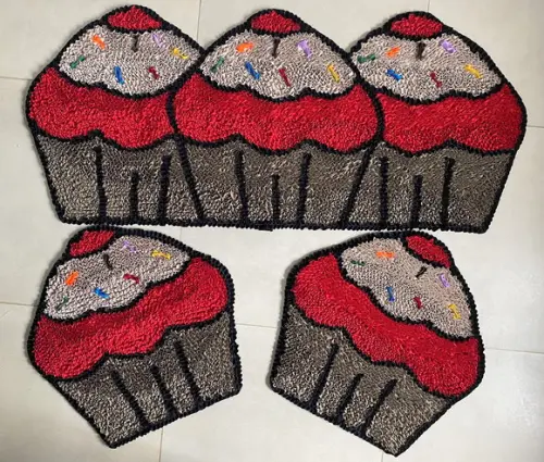 Tapetes Frufru Cupcake Vermelho e Bege Antiderrapante