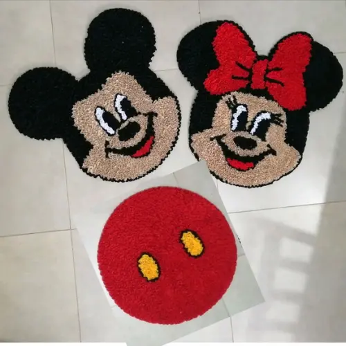 Tapetes Frufru Minnie e Mickey C/ Tampa do Vaso Vermelha