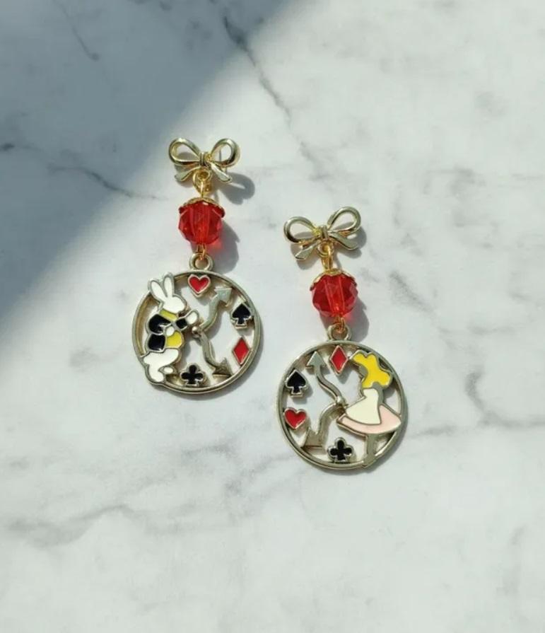 Brincos Alice no Pais das Maravilhas, Modelo 28, Cristal Vermelho