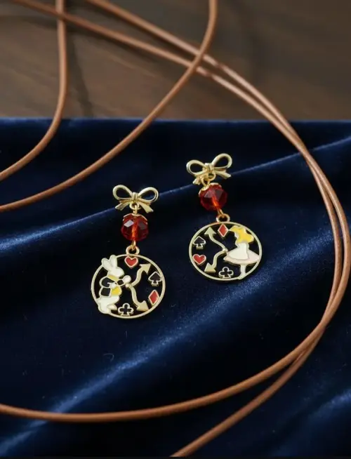 Brincos Alice no Pais das Maravilhas, Modelo 28, Cristal Vermelho