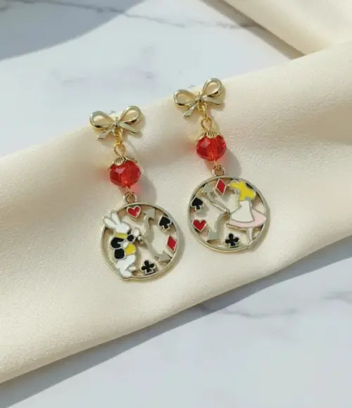 Brincos Alice no Pais das Maravilhas, Modelo 28, Cristal Vermelho