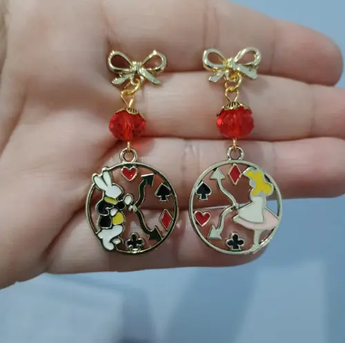 Brincos Alice no Pais das Maravilhas, Modelo 28, Cristal Vermelho