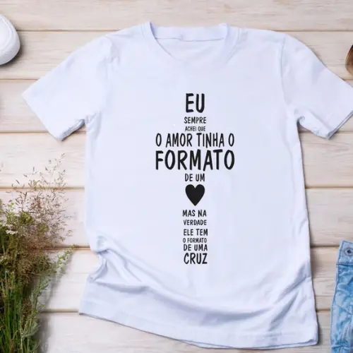 Camiseta Religiosa o Amor Tem o Formato de Uma Cruz