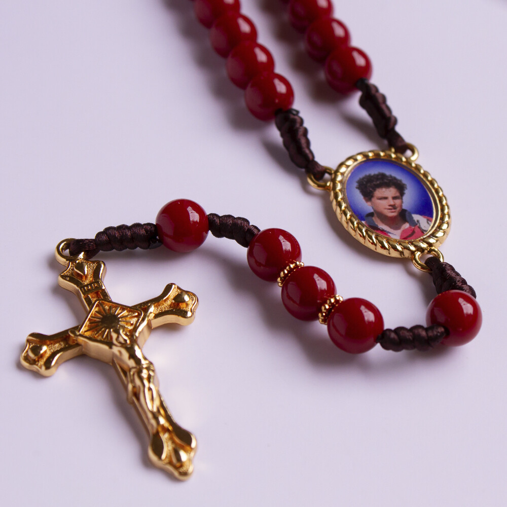 Terço São Carlo Acutis Vermelho | Presente Católico