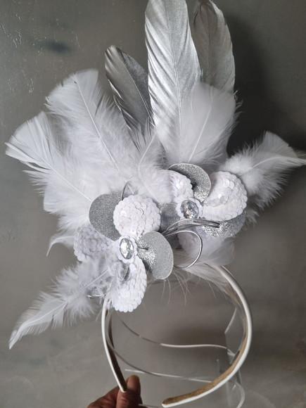 Tiara Flor de Paetê, Plumas - Carnaval - Fantasias