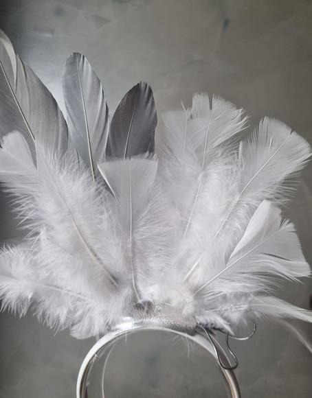 Tiara Flor de Paetê, Plumas - Carnaval - Fantasias
