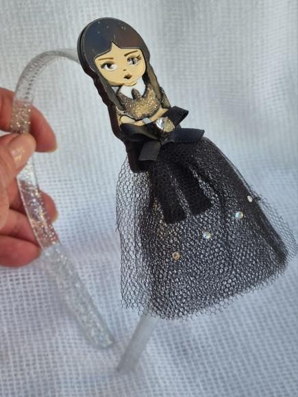 Wandinha - Tiara com Saia de Tule