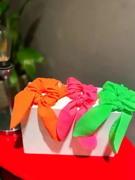 3 Scrunchie com Laço - Seda Neon