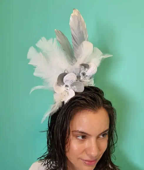 Tiara Flor de Paetê, Plumas - Carnaval - Fantasias