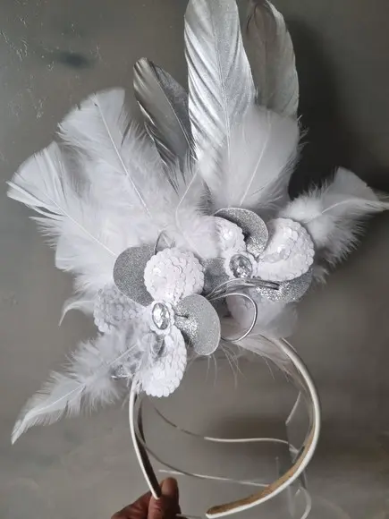Tiara Flor de Paetê, Plumas - Carnaval - Fantasias