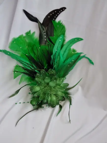 Tiaras/ Bico de Pato para o Carnaval - Arranjo e Plumas