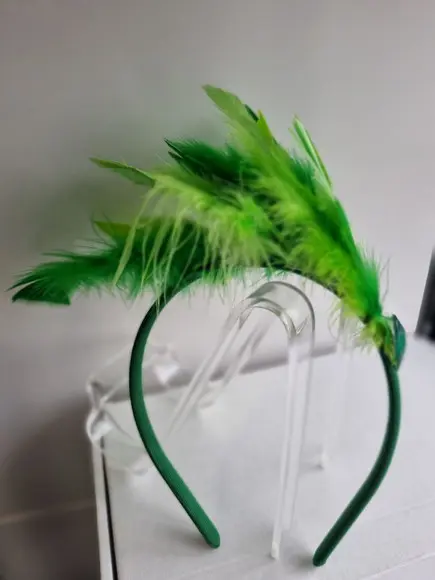 Tiaras/ Bico de Pato para o Carnaval - Arranjo e Plumas - En