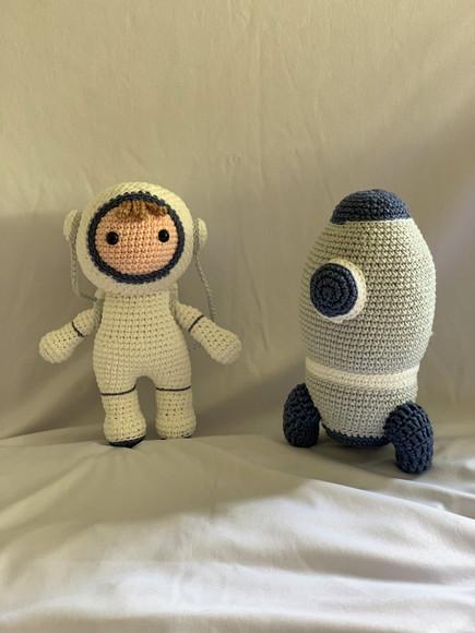 Boneco Astronauta e Foguete Amigurumi