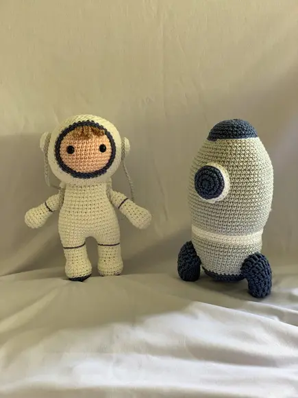 Boneco Astronauta e Foguete Amigurumi