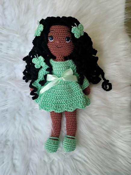 Boneca Negra de Crochê Artesanal