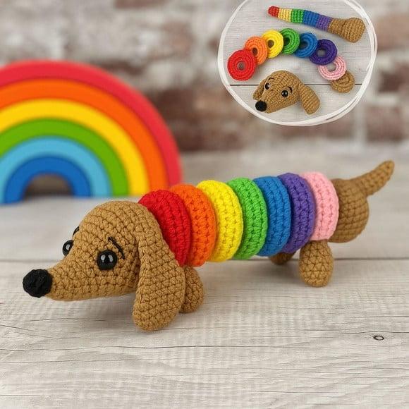 Cachorrinho Arco-íris Sensorial em Crochê