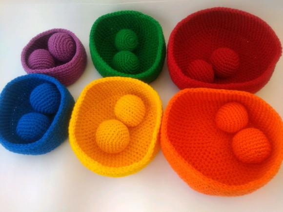 Kit Montessori Sensorial em Crochê 6 Cestos + 12 Bolinhas
