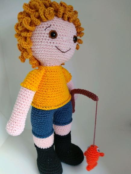 Menino Pescador de crochê