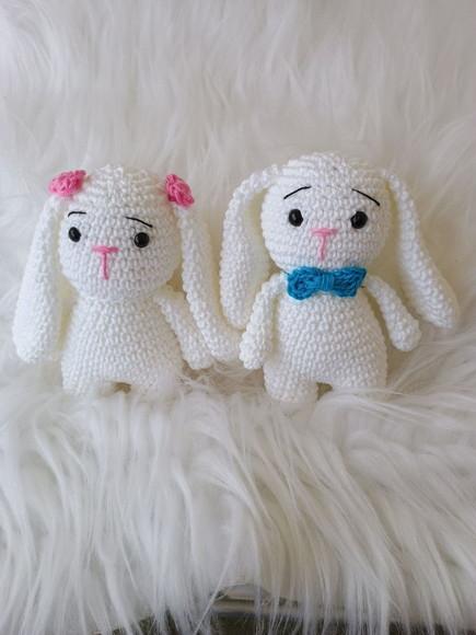 Par de Coelhinhos Amigurumis em Crochê
