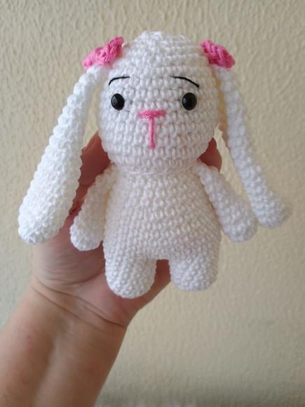 Par de Coelhinhos Amigurumis em Crochê
