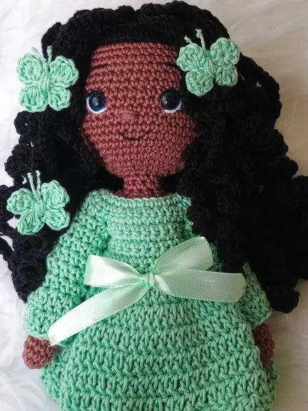 Boneca Negra de Crochê Artesanal
