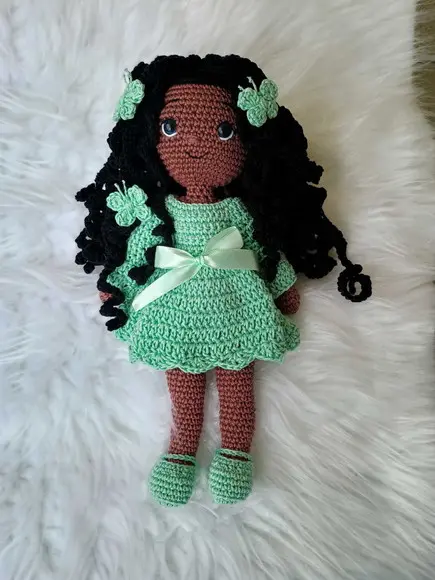 Boneca Negra de Crochê Artesanal