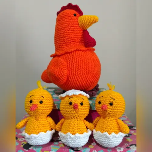 Galinha e 3 Pintinhos em Crochê