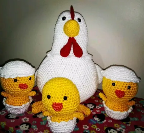 Galinha e 3 Pintinhos em Crochê