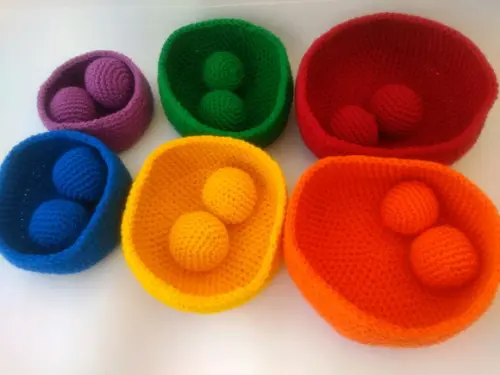 Kit Montessori Sensorial em Crochê 6 Cestos + 12 Bolinhas