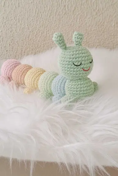 Lagarta Sensorial Montessori em Crochê