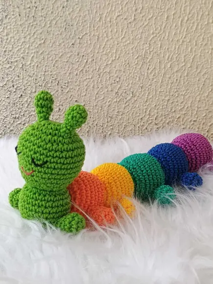 Lagarta Sensorial Montessori em Crochê