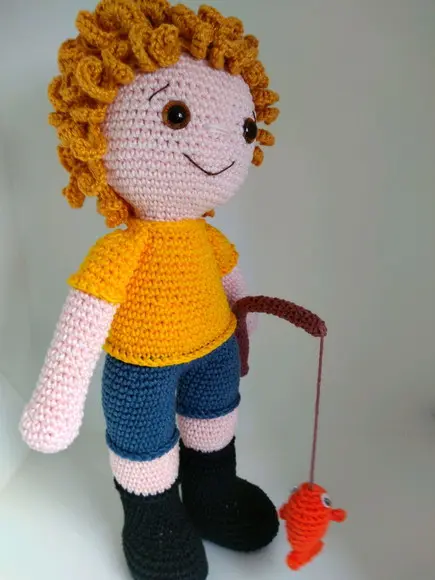 Menino Pescador de crochê