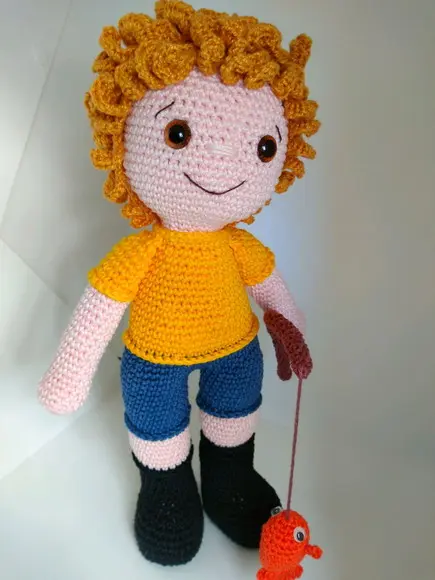 Menino Pescador de crochê
