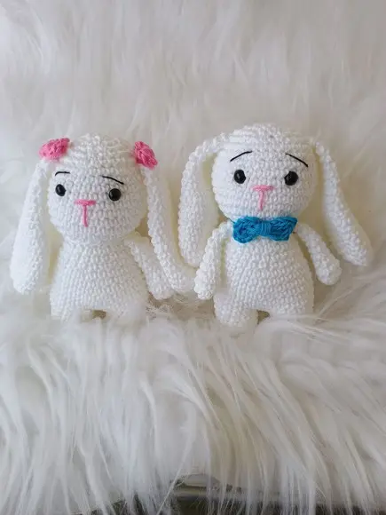 Par de Coelhinhos Amigurumis em Crochê